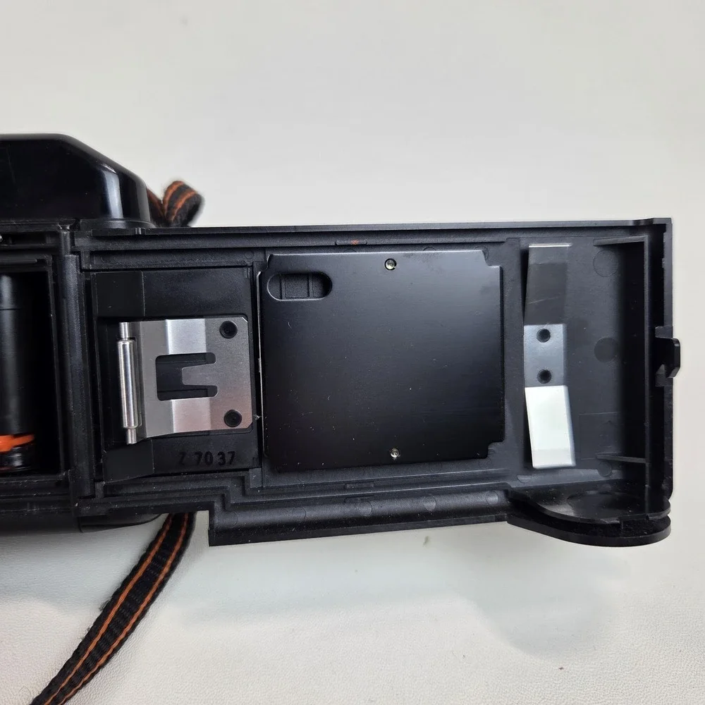 Canon Sure Shot Vintage 35mm Film Camera 38mm f/2.8 - Powers On - Picture 11 of 15